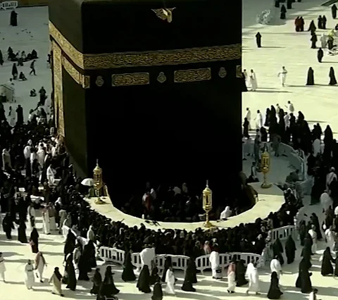 لقطاتٌ لصحن المطاف تُظهر انسيابية المعتمرين بعد منع دخول غير حاملي تأشيرة الحج