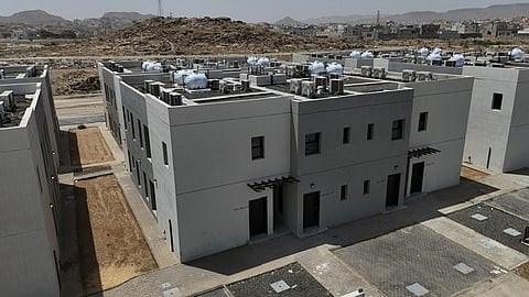 ضمن مشروع الإسكان التنموي .. "منازل" تُسلم 20 وحدة سكنية لـ20 أسرة في أحد رفيدة