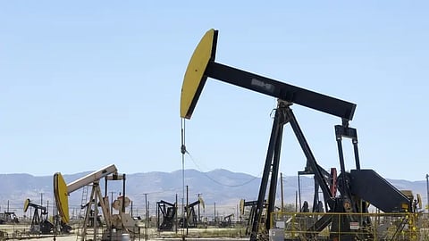 النفط يتراجع مسجلاً أكبر انخفاض شهري منذ 2021 بسبب الحرب التجارية العالمية