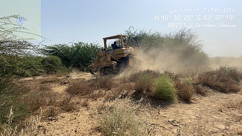 استعدادًا لموسم الأمطار.. "بلدية صامطة" تُنفذ حملة شاملة لتنظيف مجاري الأودية