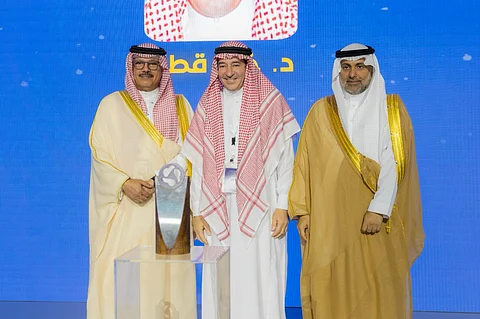 وزير الصحة يكرم د. خالد القطَّان رائد زراعة الرئة في المملكة