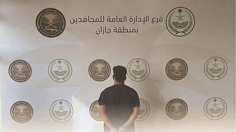 عرّض نفسه لغرامة مليونية وللسجن 15 سنة.. القبض على مواطن بجازان نقل 14 مخالفًا