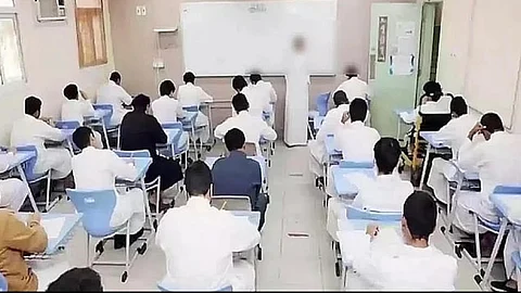 طلاب التعليم العام وأولياء أمورهم يدافعون عن التزامهم وحضورهم للمدارس بالأرقام