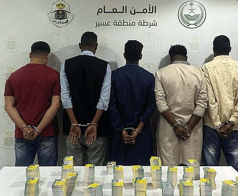 نشروا حملات حج وهمية.. شرطة خميس مشيط تقبض على 5 مقيمين