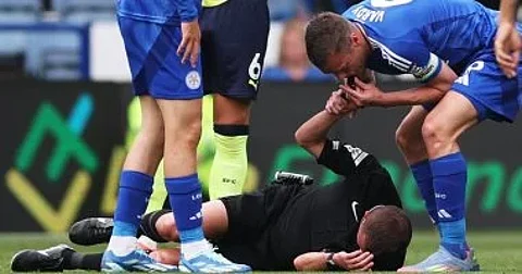 في الدوري الإنجليزي.. لاعب يتقمص دور الحكم ويوقف المباراة
