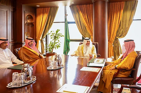 "فهد بن سلطان" يطلع على تقرير مفصل حول جائزة أمير تبوك ومجالاتها المختلفة