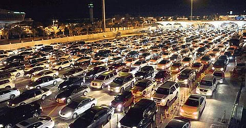 زحام شديد على جسر الملك فهد خلال الإجازة المطولة.. وهدوء تام في منفذ سلوى