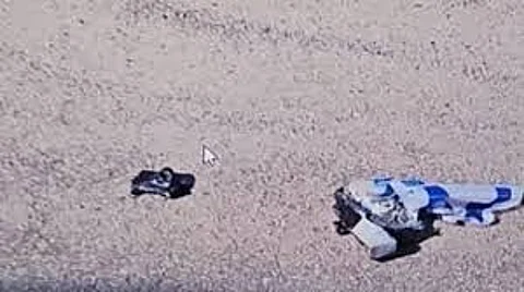 جسم مشبوه يثير الذعر.. قنبلة موقوتة ملفوفة بعلم إسرائيل على الطريق في "تل أبيب"