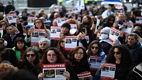 عائلات المحتجزين تتهم حكومة نتنياهو بالتخلي عن أبنائها وتصف حرب غزة بـ"السياسية"
