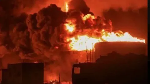 غارات إسرائيلية عنيفة تدك ميناء الحديدة بـ50 قنبلة وتدمر "مصنعاً إستراتيجياً" للحوثيين