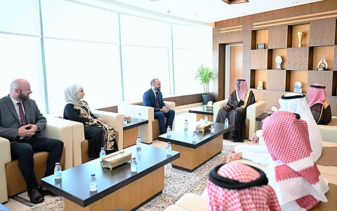 رئيس جامعة جازان يستعرض تطورات الشراكة الأكاديمية مع الرئيس التنفيذي لشركة ادفوي العالمية