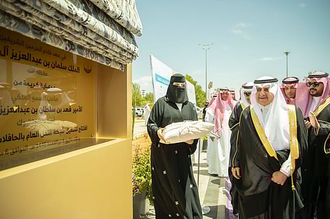 الأول من نوعه في الحافلات الكهربائية.. أمير تبوك يدشّن التشغيل الفعلي للنقل العام بالحافلات