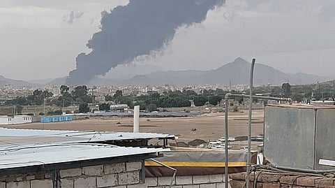 سحب الدخان الكثيف تتصاعد من مطار صنعاء في اعقاب الغارات الإسرائيلية على مرافقة