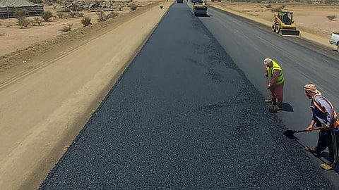 "أمانة الطائف" تبدأ سفلتة شوارع مخططات المنح بالعرفاء لتعزيز البنية التحتية وخدمة الأهالي