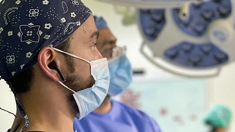 عفيف .. تدخل جراحي دقيق ينهي معاناة ستيني من أوجاع "فتق واختناق الأمعاء"