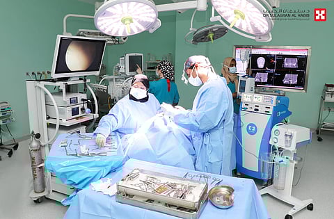 مستشفى الدكتور سليمان الحبيب بالقصيم يجري عملية تجميلية دقيقة لمعالجة تشوه أنفي لشابة