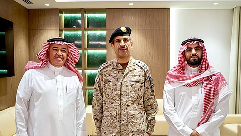 مساعد وزير الدفاع يقلّد ابن حبيتر رتبة "عميد"