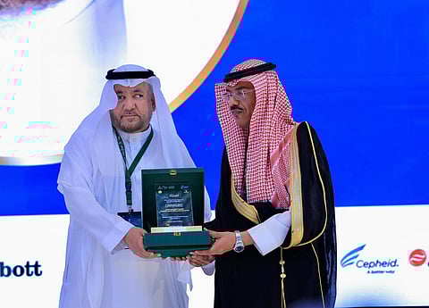 د. عبدالعزيز العجلان يتسلم الجائزة