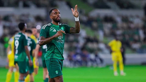 إيفان توني لاعب الأهلي يحتفل بهدفه في مرمى التعاون