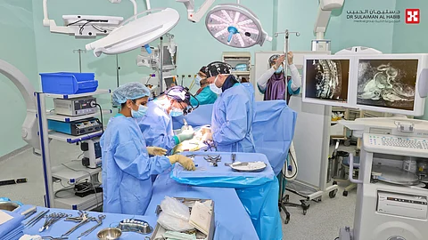 مجمع الدكتور سليمان الحبيب بالعليا يستأصل ورماً نادراً سبب الشلل لستيني ويُعيد له القدرة على المشي