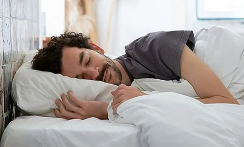 لأن الراحة تبدأ من القدمَيْن.. دراسة: عادة يوميّة بسيطة تمنحك نوماً أفضل