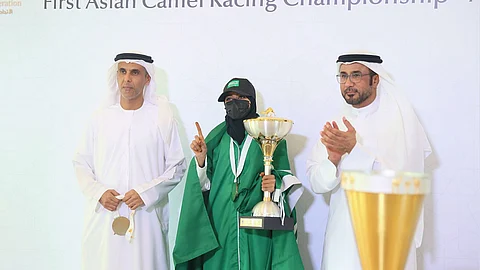 الهجانة السعودية "خلود الشمري" تفوز بكأس البطولة الآسيوية للهجن