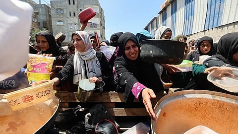 فلسطينيون ينتظرون الحصول على طعام وسط غزة (5 مايو 2025- فرانس برس)