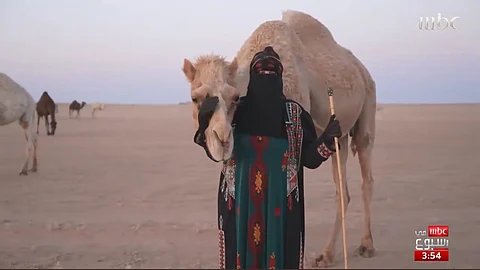 "ركيّة الرويلي".. سيدة الوفاء التي وهبت حياتها لإبل زوجها الراحل: "أمنيتي وايت ماء والمشاركة بالمزاين"