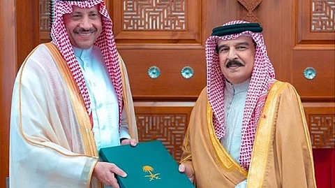 رسالة خطية من خادم الحرمين لملك البحرين لحضور القمة الخليجية الأمريكية في الرياض