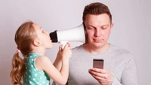 "مَن شابه أباه".. دراسة: استخدام الآباء للأجهزة أثناء رعاية الأطفال يسبّب انخفاضاً في الأداء التعليمي والسلوك الإيجابي لدى الأبناء