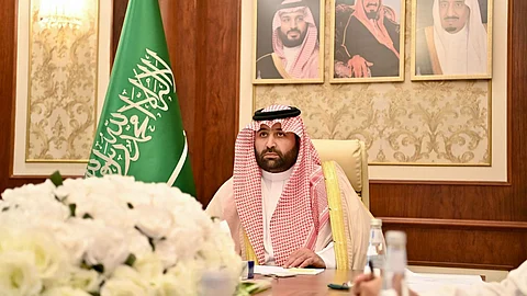 مدير عام فرع هيئة الهلال الأحمر بجازان يهنئ أمير المنطقة على الثقة الملكية الكريمة