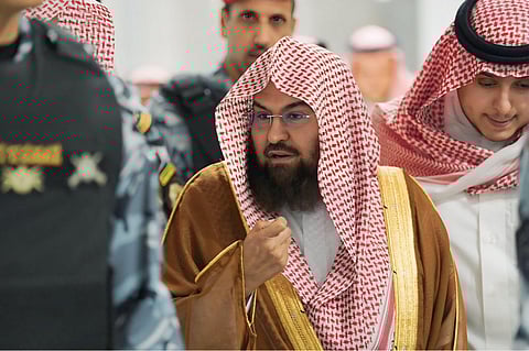 "السديس" يقف على المسارات الإثرائية ويزور مراكز التوعية الميدانية وإجابة السائلين في الحرم المكي