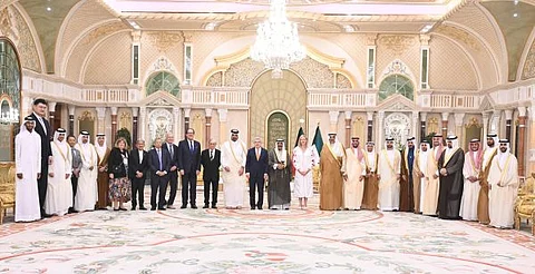 بحضور "الفيصل" .. أمير دولة الكويت يستقبل رئيس الأولمبية الدولية واللجان الخليجية