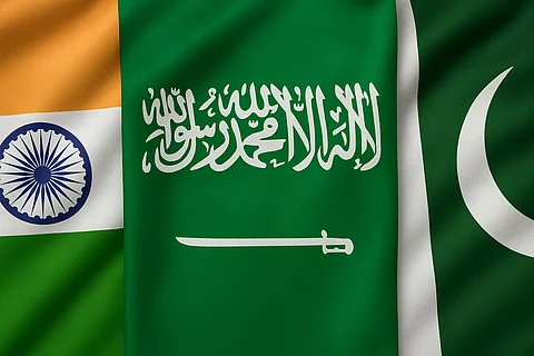 مَن كان خلف التهدئة بين الجارَيْن اللدودَيْن؟.. الخط الزمني لتحركات السعودية التي أنقذت العالم من حرب نووية