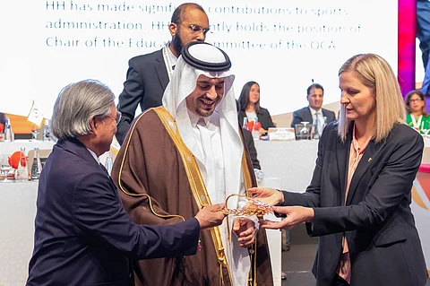 نظير إسهاماته في تنمية الحركة الأولمبية.. المجلس الأولمبي الآسيوي يمنح "ابن جلوي" وسام الاستحقاق