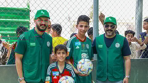 لاعب الأخضر "المالكي" و "المطوع" .. في زيارة لـ " مخيم الزعتري" ضمن مبادرات الأندية