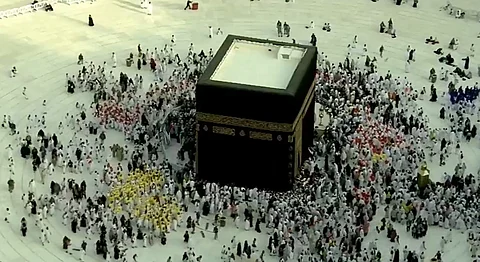 شاهد.. سكينة وانسيابية تامة داخل صحن المطاف مع استمرار توافد طلائع الحجاج إلى المملكة