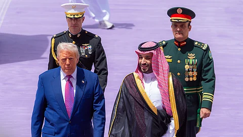 مستوحيان من "نبتة الخزامى".. سجاد مراسم الاستقبال وربطة عنق "ترامب" يحاكيان الثقافة السعودية