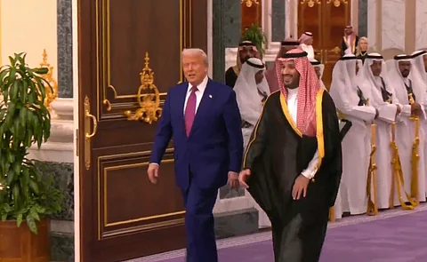 شاهد.. ولي العهد يستقبل الرئيس الأميركي في قصر اليمامة بمراسم رسمية