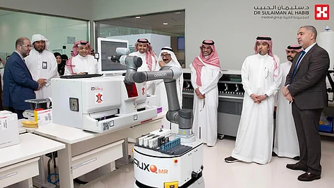 مجموعة الدكتور سليمان الحبيب الطبية تُدشّن أول نظام روبوتي مختبري من نوعه "AuxQ"