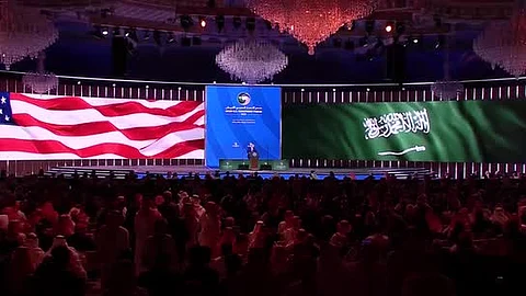 "بارك الرب الولايات المتحدة".. لافتة سعودية لاقت استحسان الأمريكيين