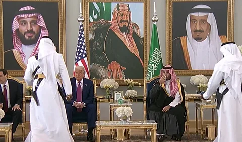شاهد بالقهوة السعودية.. بدء مراسم استقبال الرئيس الأميركي ترامب في الرياض