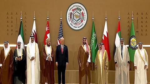 صورة جماعية تجمع قادة الخليج وترامب قُبيل انطلاق القمة الخليجية - الأمريكية في الرياض
