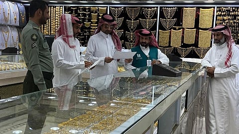 نجران.. "لجنة التوطين" تتابع جولاتها الرقابية على نشاط بيع الذهب والمجوهرات بالمنطقة