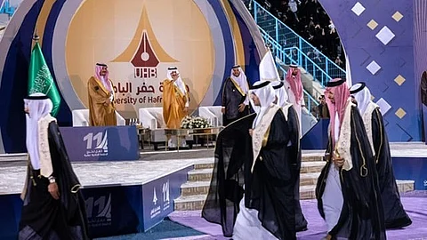 أمير الشرقية يرعى تخريج 4966 طالباً وطالبة بجامعة حفر الباطن.. ويدشّن كلية الطب