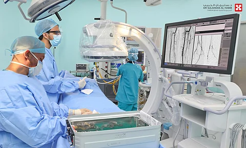 مستشفى الدكتور سليمان الحبيب بالقصيم ينجح في الحفاظ على ساق سبعيني من البتر ويٌعيد لها التروية بتقنية الأشعة التداخلية
