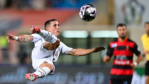 الجولة 32 من دوري روشن : القادسية يلقي بالوحدة في المجهول.. والشباب يعبر الرياض