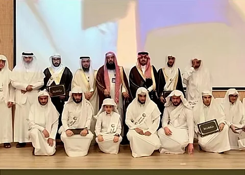محافظ أحد رفيدة يكرّم 15 حافظًا وحافظة للقرآن الكريم ببيت الثقافة
