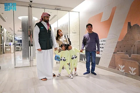 إنفاذًا لتوجيهات خادم الحرمين وولي العهد.. وصول التوأم الملتصق الفلبيني "كليا وموريس آن" للرياض