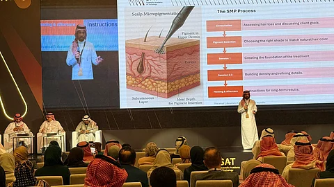 750 طبيبًا يناقشون اكتشاف محفزات من جسم الإنسان لعلاج تساقُط الشعر في "مؤتمر SAT" بالرياض